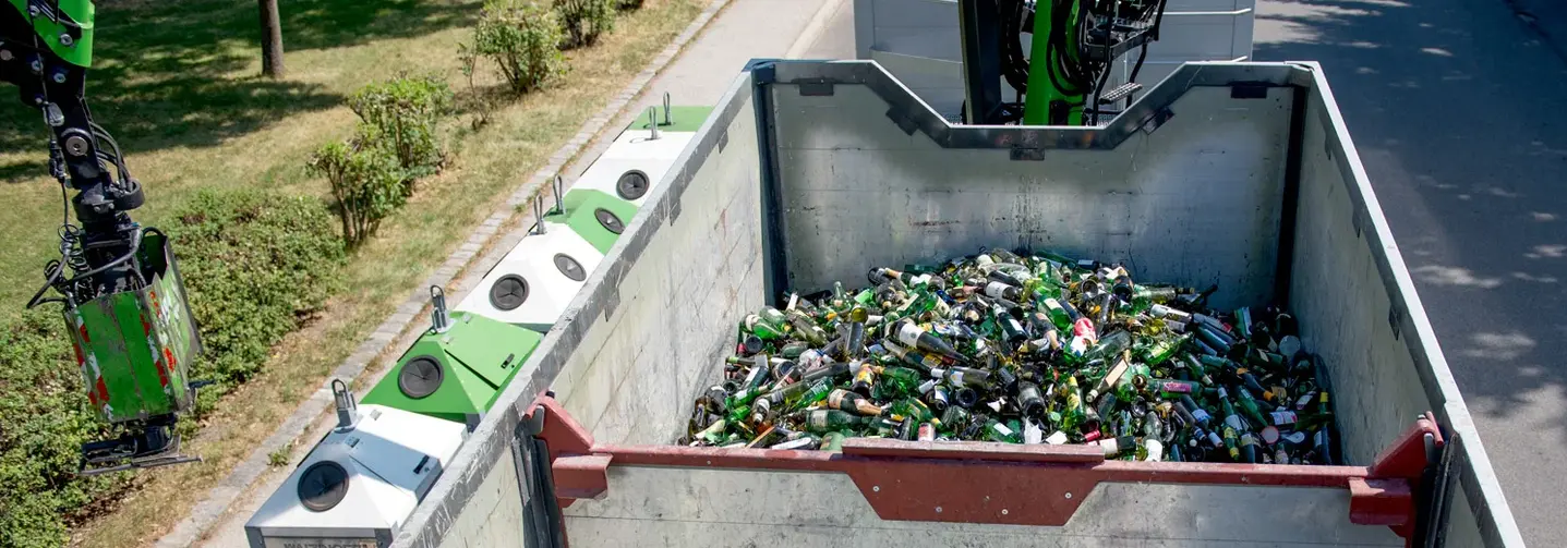 Sammelcontainer für das Recycling von Weißglas und Buntglas in Österreich.