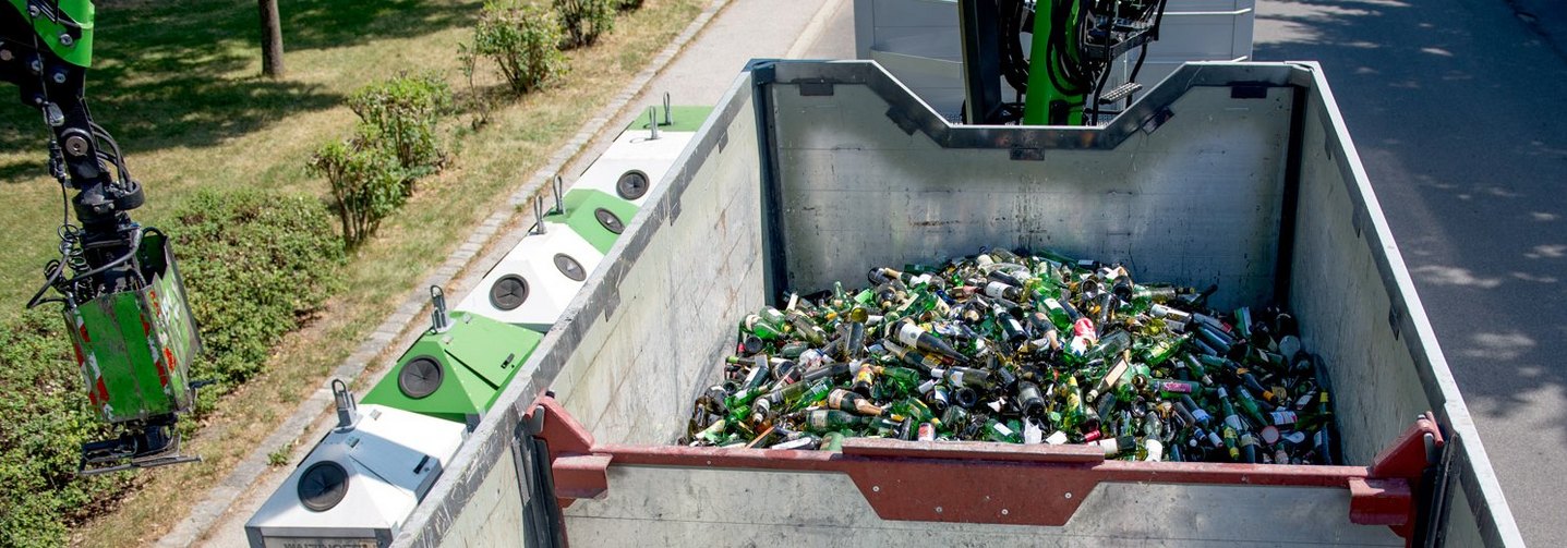 Sammelcontainer für das Recycling von Weißglas und Buntglas in Österreich.