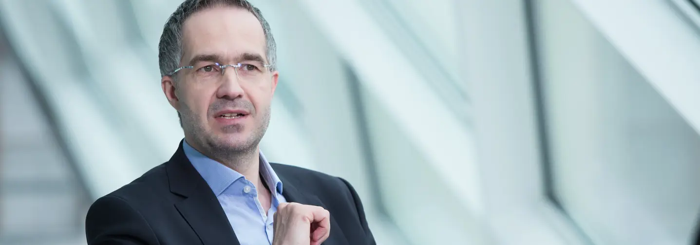 Gerald Hackl, Vorstandsvorsitzender der VIVATS Gruppe, im Gespräch.