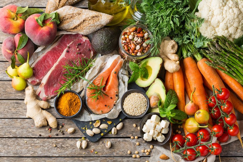 Fleisch, Gemüse, Obst und mehr auf einem Tisch: Hochwertige Rohstoffe in der Lebensmittelherstellung sind mit Kosten verbunden.