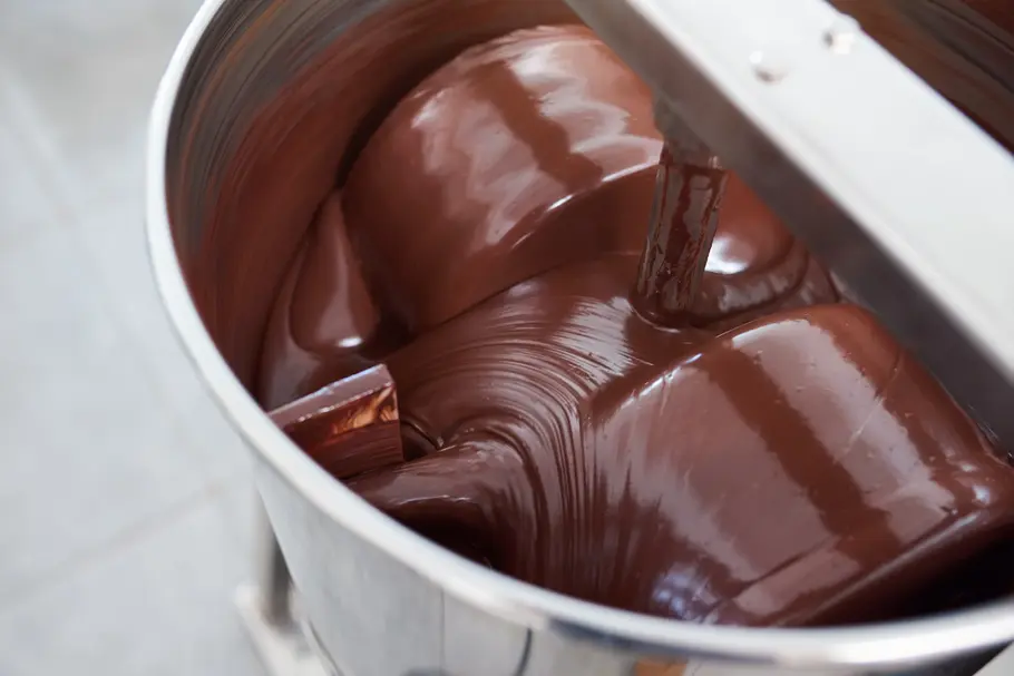 Beim Conchieren wird das Kakaopulver durch Rühren verflüssigt und unerwünschte Aroma- oder Bitterstoffe verflüchtigen sich.