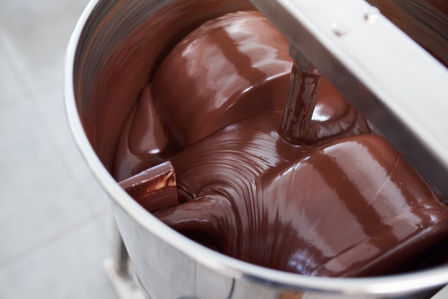 Beim Conchieren wird das Kakaopulver durch Rühren verflüssigt und unerwünschte Aroma- oder Bitterstoffe verflüchtigen sich.