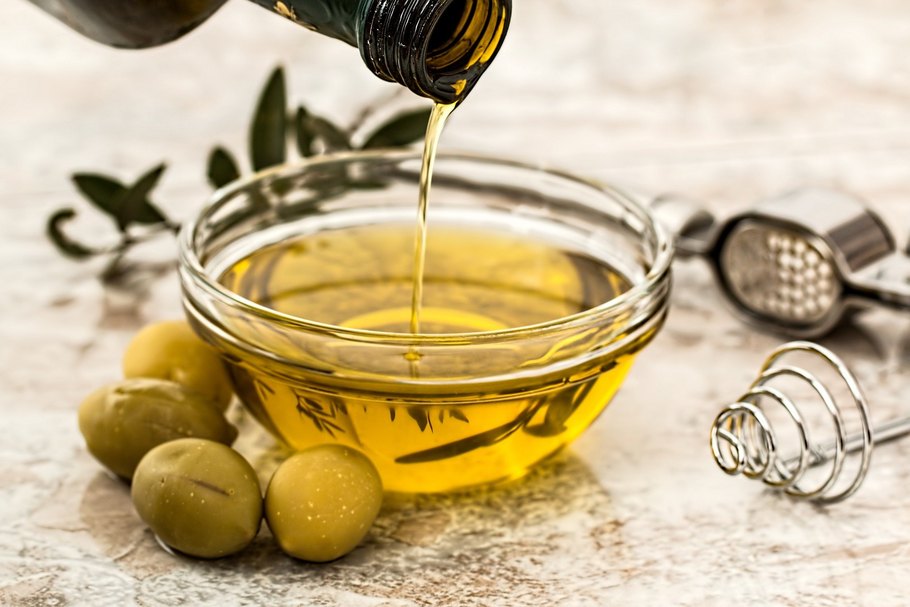 Fett ist nicht gleich Fett: Pflanzliche Öle wie Olivenöl zählen ebenso dazu wie tierische Fette, etwa Schweineschmalz.