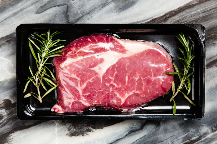 Kein Platz für Sauerstoff: Vakuumverpackungen machen frische Lebensmittel wie beispielsweise Fleisch länger haltbar.