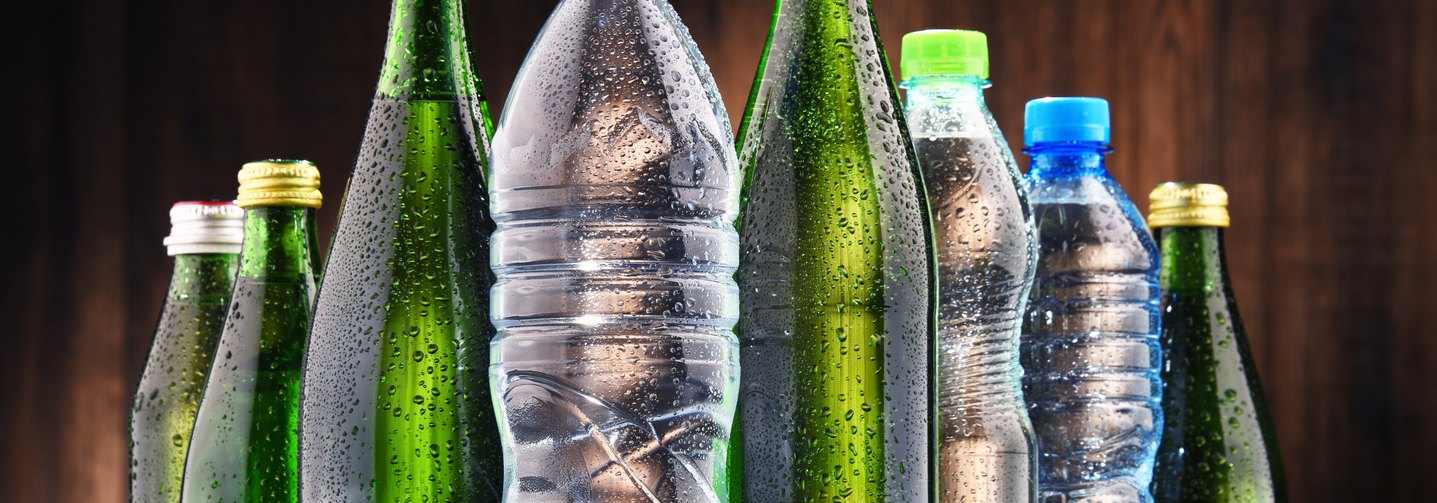 Mineralwasser in PET- und Glasflaschen: Bei der Getränkeverpackung kommt es auf die Ökobilanz an.