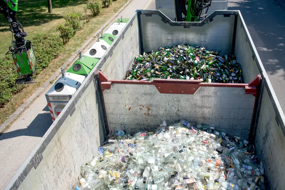 Gefüllte Sammelcontainer für Weißglas und Buntglas