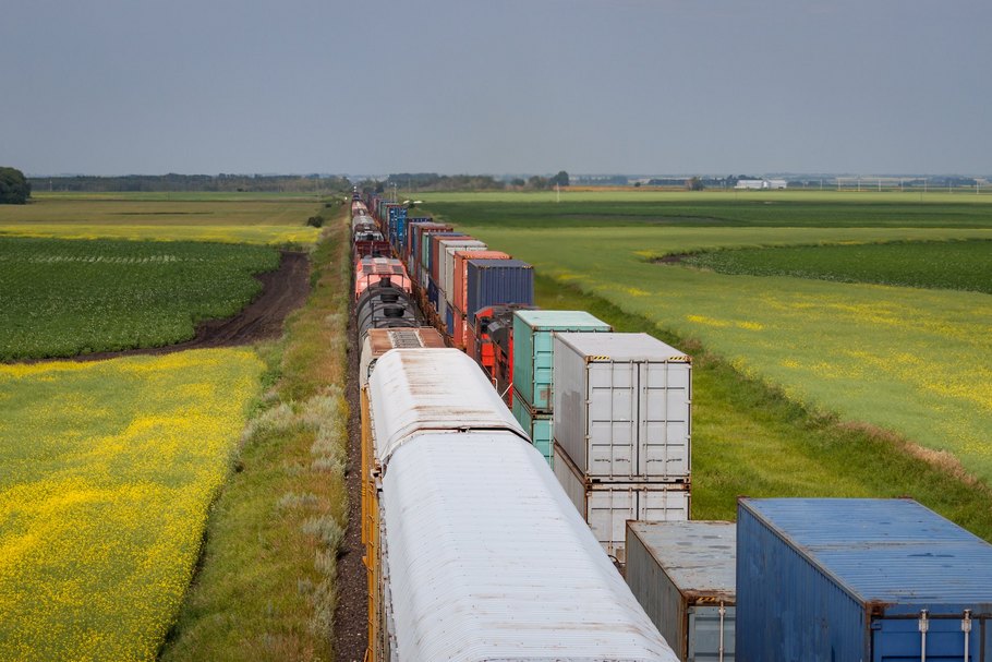 Die Nutzung klimafreundlicher Verkehrsmittel wie der Bahn hat für nachhaltige Transportwege große Bedeutung.