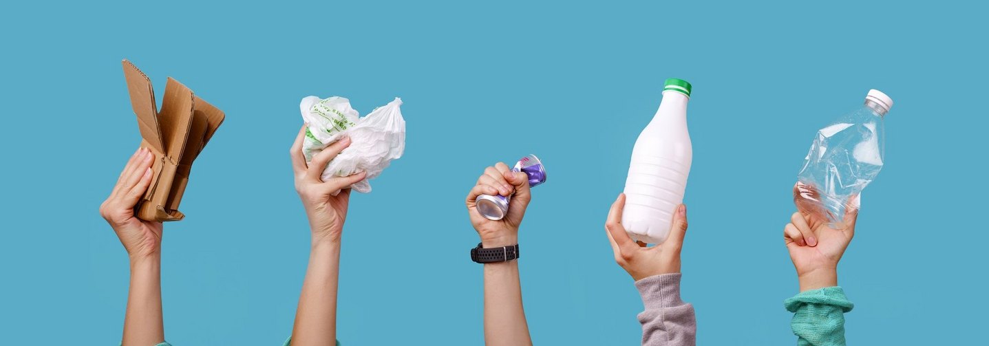 5 Hände halten verschiedene Verpackungen in die Höhe: vom Karton bis zur Kunststoff-Flasche.