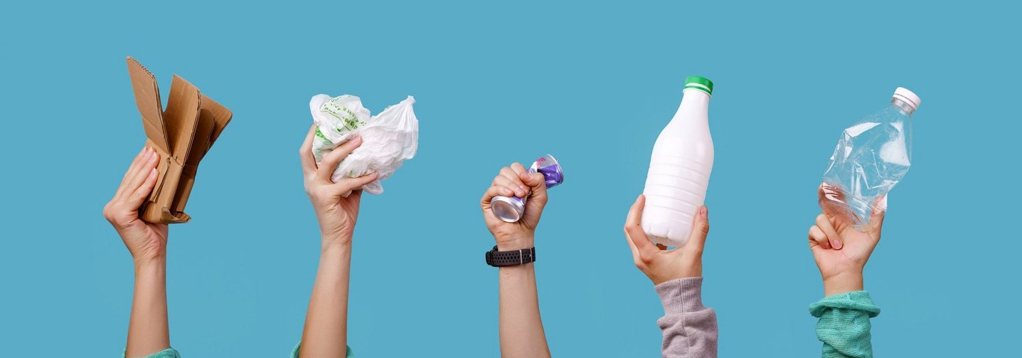 Einweg und Mehrweg: Hände mit verschiedenen Lebensmittelverpackungen.