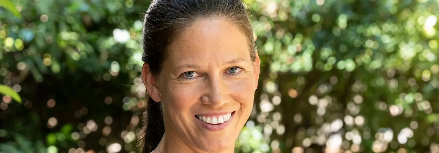 Portraitaufnahme von Julia Gisewski, stellvertretende Geschäfsführerin des Bundesverbands der Deutschen Süßwarenindustrie.