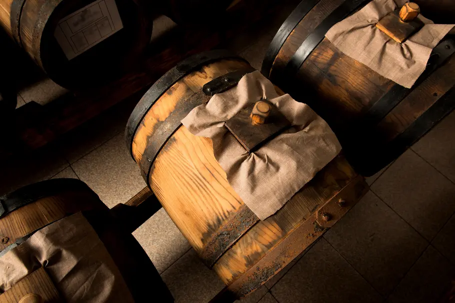 Drei Holzfässer zur Herstellung von Balsamico-Essig.
