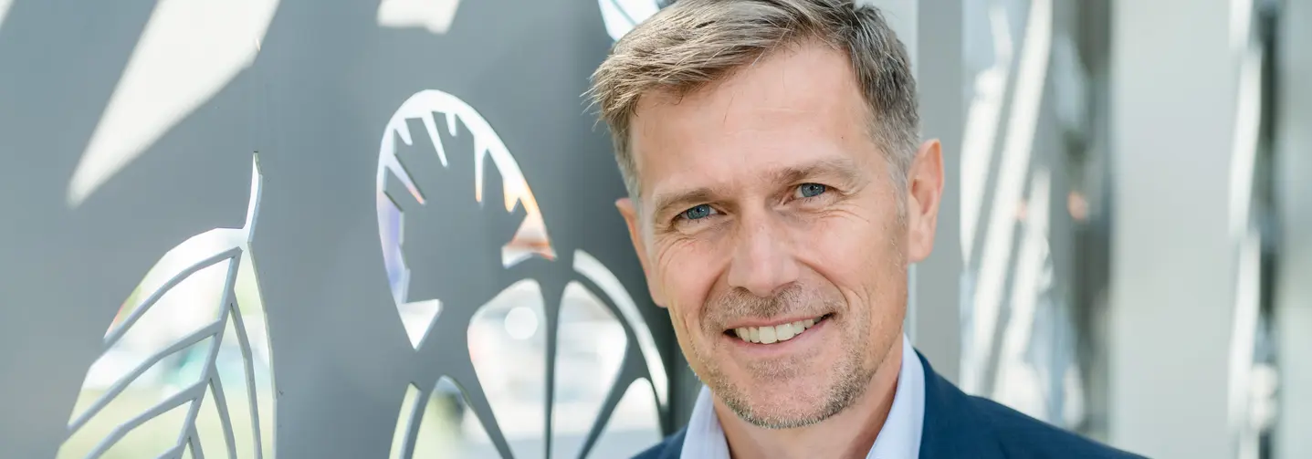 Portraitaufnahme von Stephan Mölls, geschäftsführender Gesellschafter der esarom GmbH