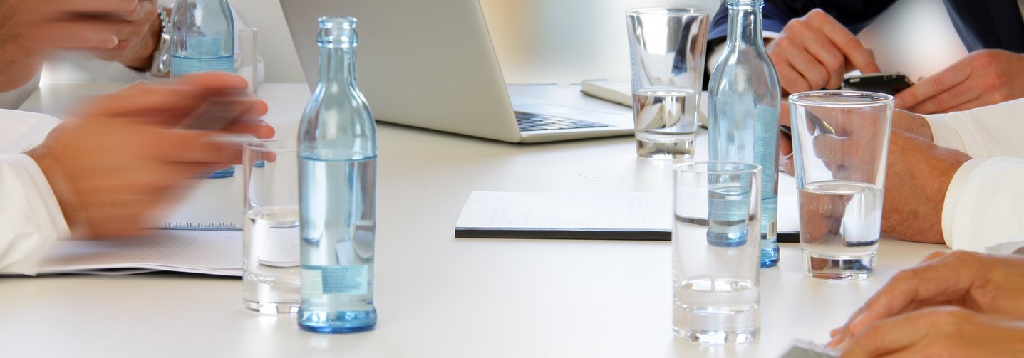 Mineralwässer auf einem Tisch: Der österreichische Mineralwassermarkt hat sich positiv entwickelt.