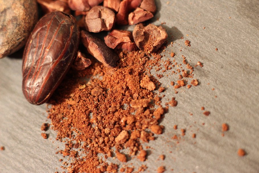 Um Kakaopulver herzustellen, wird die flüssige Kakaomasse zusammengepresst. Der „Kakao-Presskuchen“ wird zu Kakaopulver vermahlen.