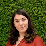 Portraitfoto von Tamara Rudavsky vor grünem Hintergrund