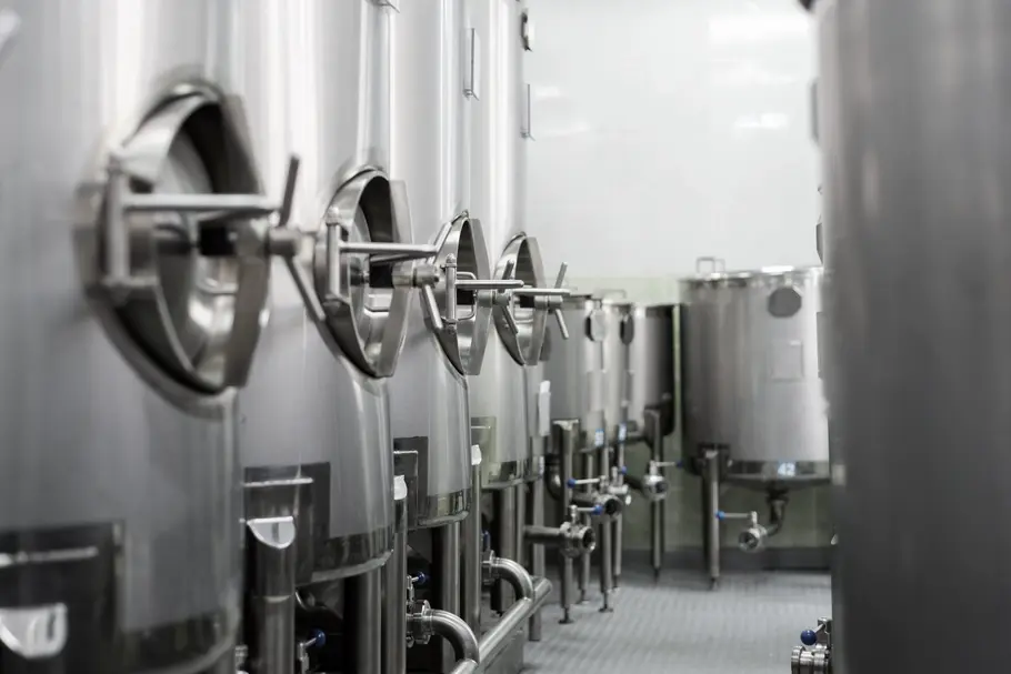 Eine Reihe von Edelstahlfermentern, sogenannter Acetatoren, in einem Produktionsbetrieb zur Herstellung von Essig.