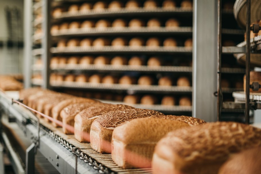 Die Produktion vieler Lebensmittel und Getränke - hier Brotlaibe auf einem Förderband - erfordert den Einsatz von Erdgas.