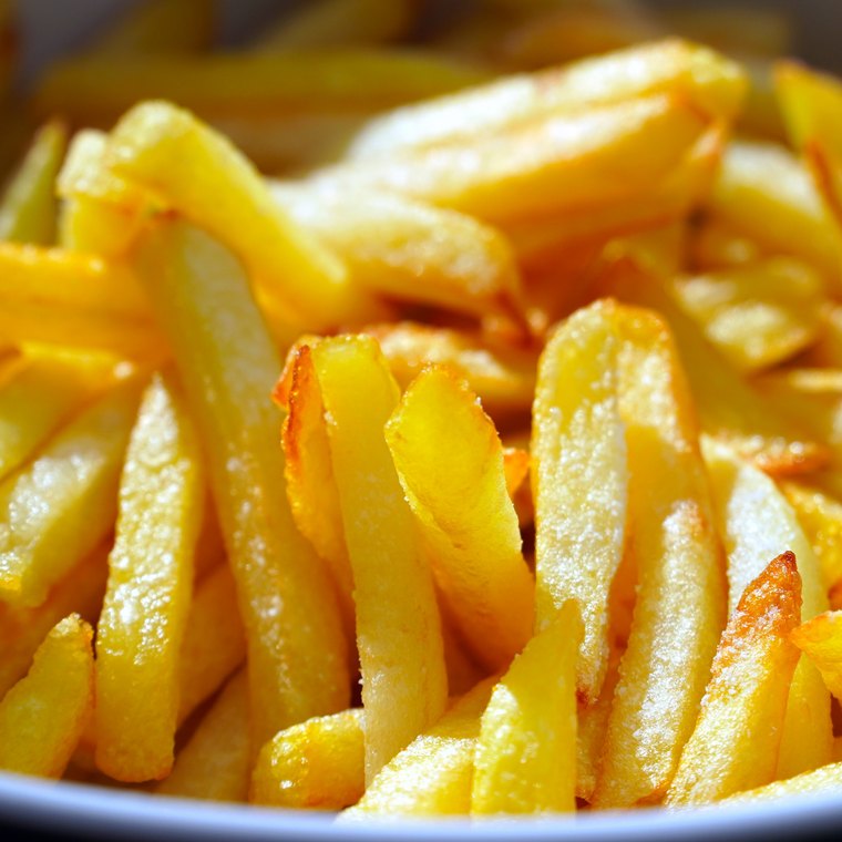 Es gibt kein Verbot der Europäischen Kommission von Pommes Frites. Es wurde lediglich die Zubereitung von Speisen geregelt, um einen allfälligen Acrylamidgehalt in zubereiteten Lebensmitteln zu senken.