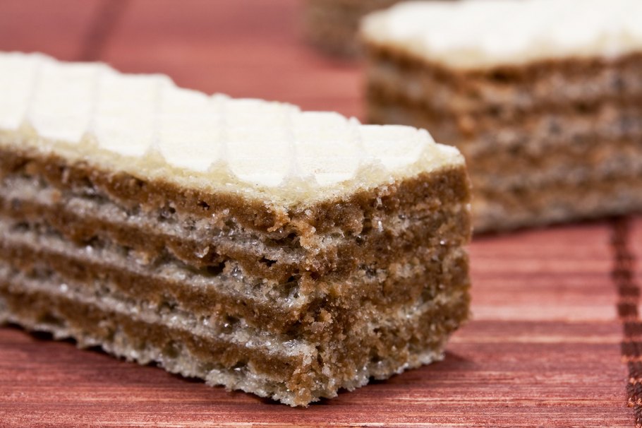 Neapolitaner-Schnitten: Knusprige Waffeln mit Haselnussfüllung auf einem Tisch.