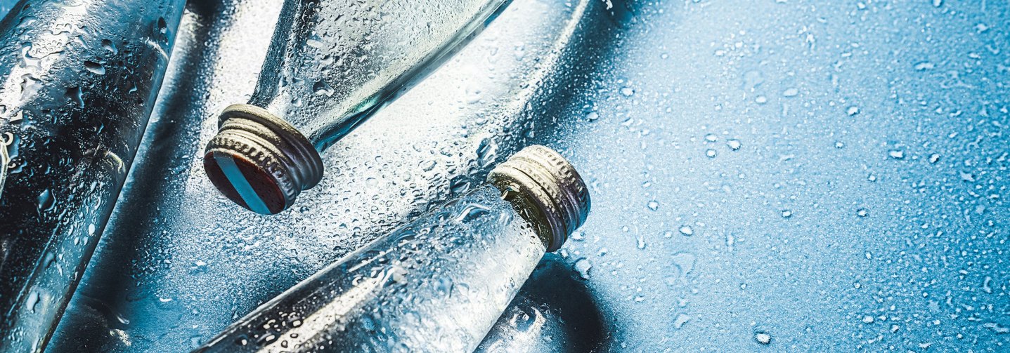 Mineralwasser Flaschen mit Wasserperlen
