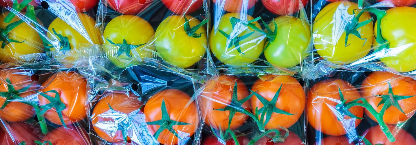 Täuschend echt: Mittlerweile werden viele Lebensmittel in Folien aus biologisch abbaubaren Kunststoffen verpackt.