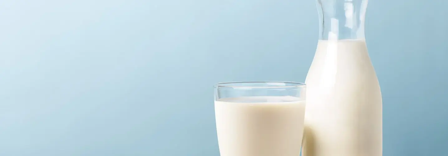 Trinkmilch - hier im Glas und im Krug - wird in der Regel homogenisiert.