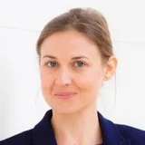 Portraitfoto von Cecilia Prikoszovits, Referentin für Lebensmittelrecht im Fachverband der Lebensmittelindustrie