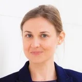 Portraitfoto von Cecilia Prikoszovits, Referentin für Lebensmittelrecht im Fachverband der Lebensmittelindustrie