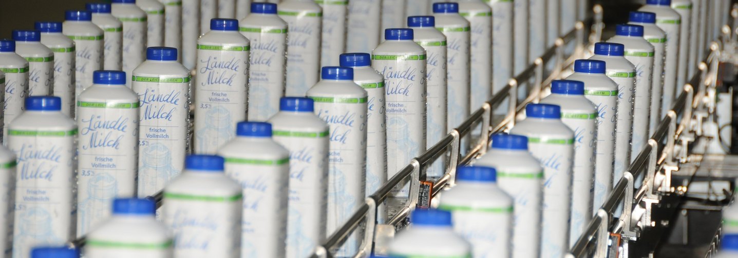 Zahlreiche NÖM Vollmilch Tetra Paks am Ende des Produktionsprozesses in der Abfüllanlage.