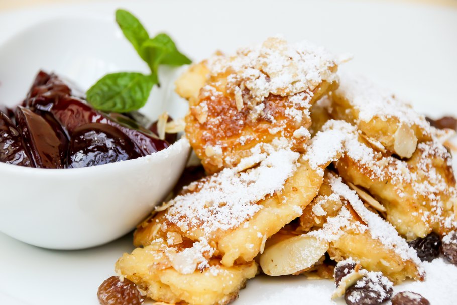 Kaiserschmarren mit Puderzucker und Zwetschgenröster