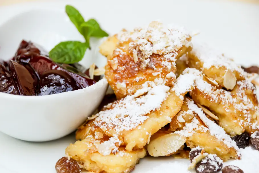 Kaiserschmarren mit Puderzucker und Zwetschgenröster