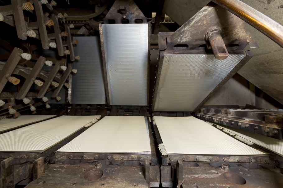 Das Waffeleisen in der Wiener Manner Fabrik hat den rohen Teig in hauchdünne Waffeln verwandelt.