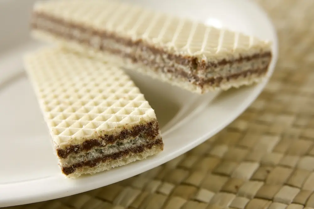 Wie kommt die Haselnusscreme in die Waffel?