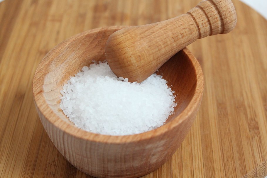 Salz in einer Schüssel: Sowohl in der Küche als auch bei der Lebensmittelherstellung erfüllt Salz wichtige Funktionen.