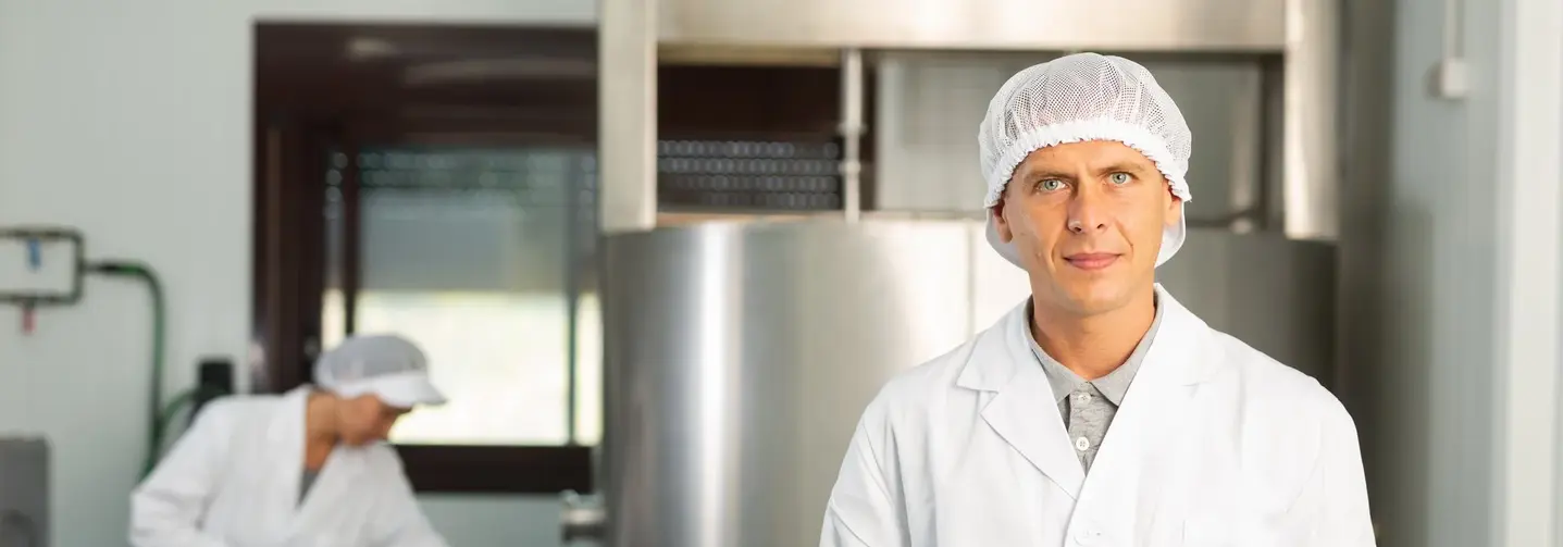 Von der Rohmilch zum Milchprodukt: Das ist die Aufgabe von Milchtechnologinnen und Milchtechnologen – hier ein Mann in einer Molkerei.