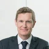 Martin Krasny, Geschäftsführer der AKRAS Flavours GmbH, an einem Schreibtisch sitzend.