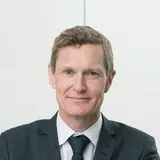 Martin Krasny, Geschäftsführer der AKRAS Flavours GmbH, an einem Schreibtisch sitzend.
