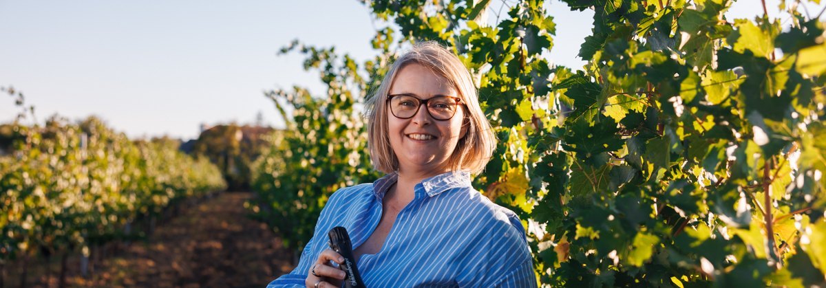 Aurore Jeudy, Chef-Önologin der Sektkellerei Schlumberger, im sonnigen Weingarten.