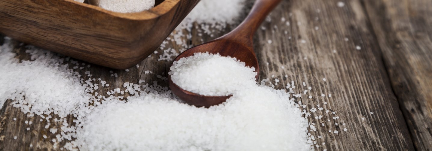 Zucker auf einem Tisch – um dieses Kohlenhydrat ranken sich viele Mythen.