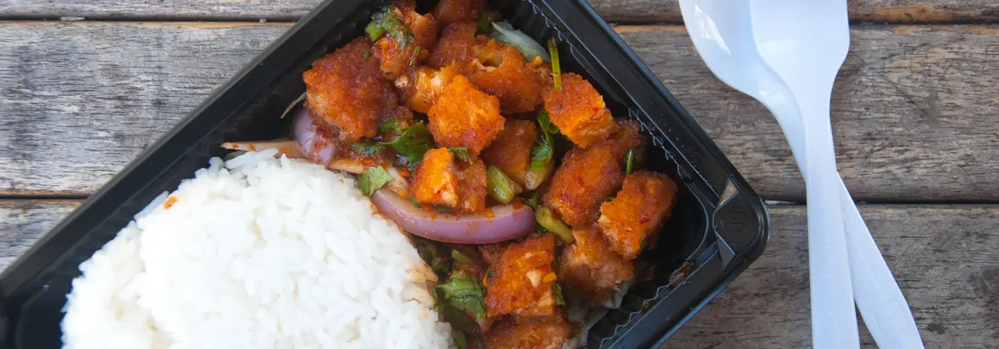 Convenience Food: Reis mit Fleischsalat in einer Mikrowellenschale.