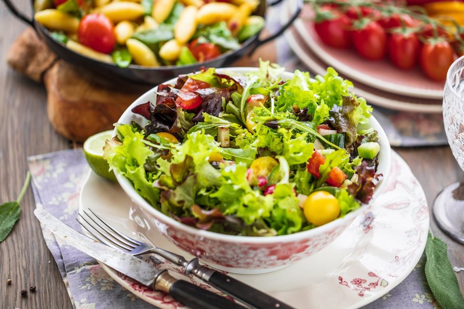 Gesunder Salat mit verschiedenen Zutaten.