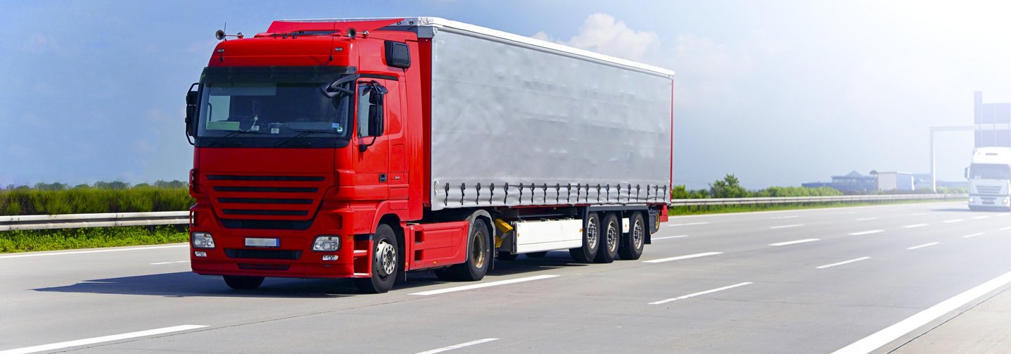 Export von Lebensmitteln: Ein LKW bei sonnigem Wetter auf einer Autobahn.