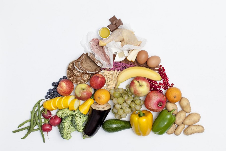 Lebensmittel in Pyramidenform angeordnet (Symbolbild): Die österreichische Ernährungspyramide zeigt die Art und Menge von Lebensmitteln und Getränken, die der Körper aufnehmen sollte.