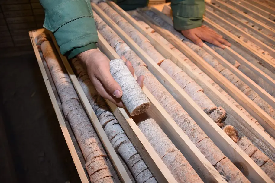 Geologen überprüfen die zu Tage geförderten Bohrkerne auf ihren Salzgehalt.