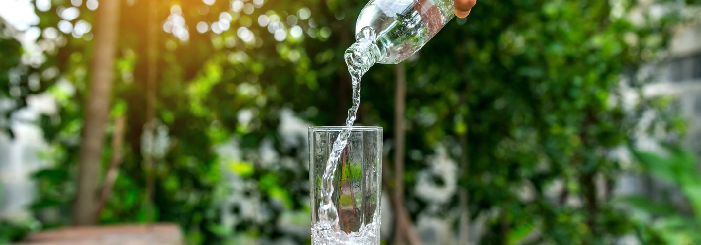 Natürliches Mineralwasser - wie hier in einem Glas - ist ein ursprünglich reiner Schatz aus der Natur. 
